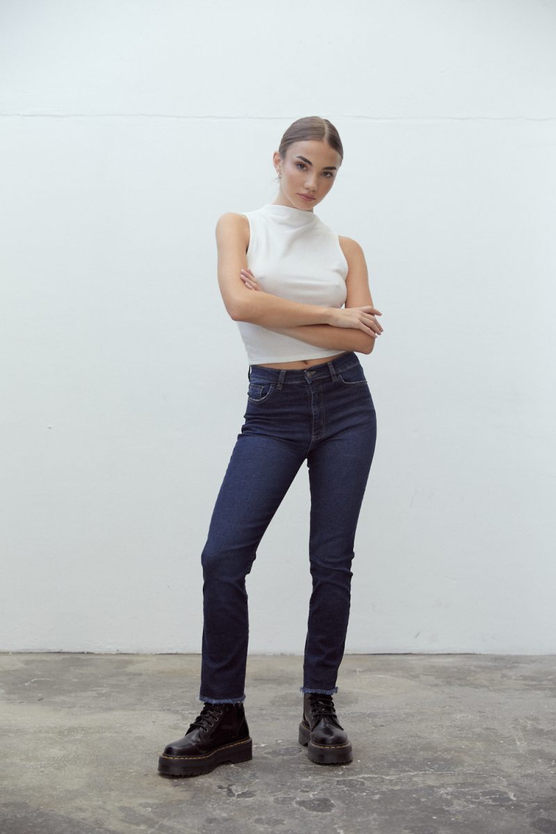STRAIGHT SALLY CROP ELASTIZADO - Imagen 3